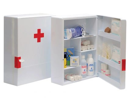 Exemple de botiquín comercial que conté: 5 paquets de gases, 15 rotllos de benes en tres mides diferents (10 cm, 7 cm, 5 cm x 5 metres), 1 goma per extraccions, 1 paquet de cotó, 1 tisores, 1 parell de guants, pinces, 1 rotllo d'esparadrap, 2 paquets de tiretes, 1 pot d'alcohol, 1 flascó d'aigua oxigenada, 1 pot de povidona iodada.