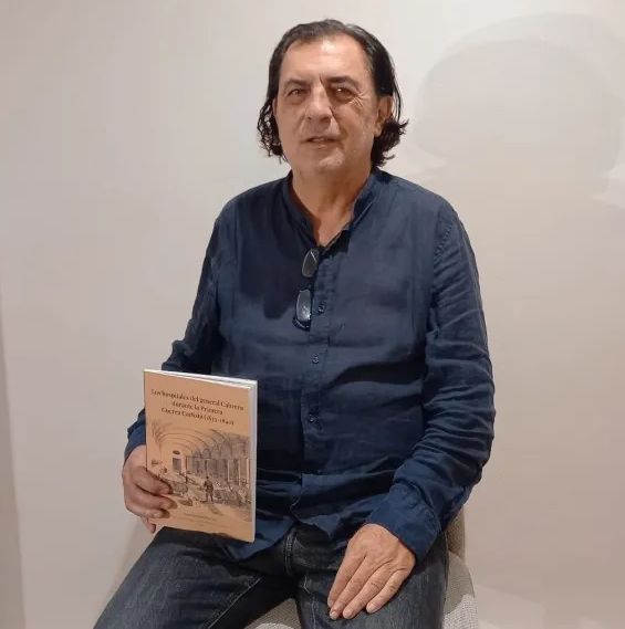 El Dr. Muntañà amb un dels molts llibres que ha escrit