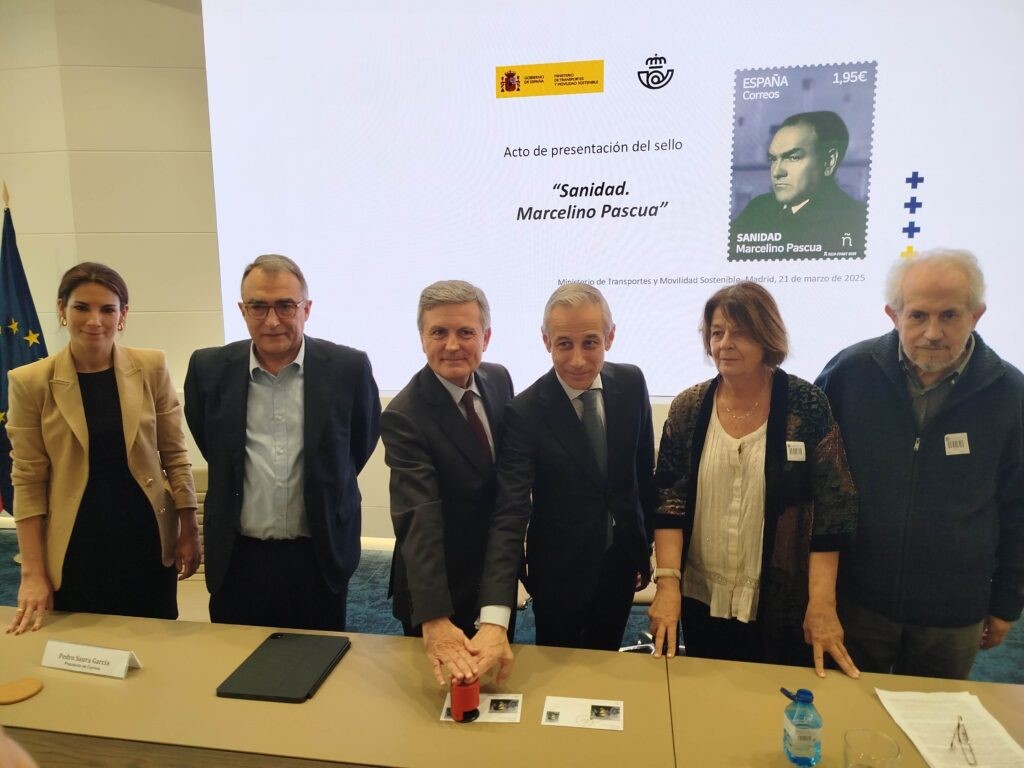 Els que intervenen en la presentació del segell dedicat a Marcelino Pascua. El segon per l'esquerra és Josep Bernabeu, i el primer a la dreta és Miquel Marco.