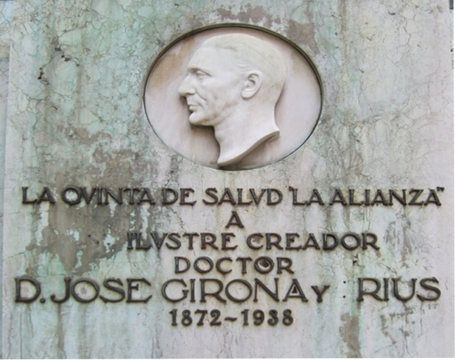 Placa en un monument d'homenatge al Dr. Girona, situat en el vestíbul de la Clínica de l'Aliança al carrer Sant Antoni Mª Claret