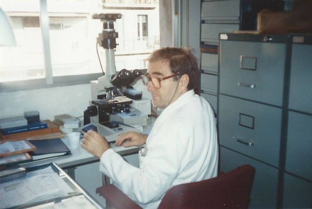 El Dr. Palacín davant del seu microscopi