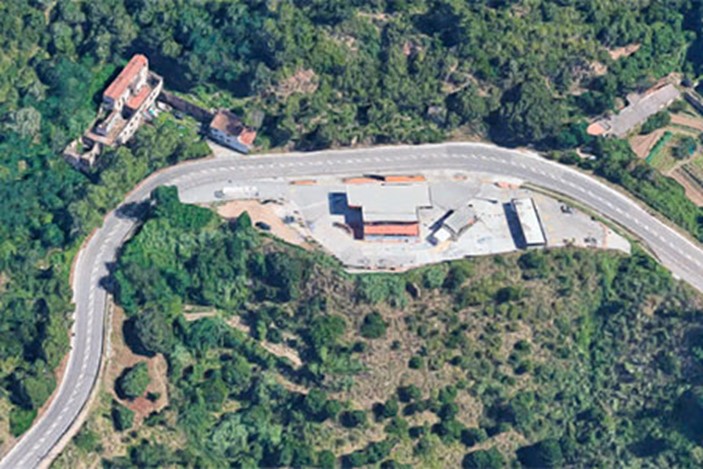 Al voltant d'aquesta benzinera de la carretera de l'Arrabassada és on troben les restes del monestir de sant Jeroni de la Vall d'Hebron