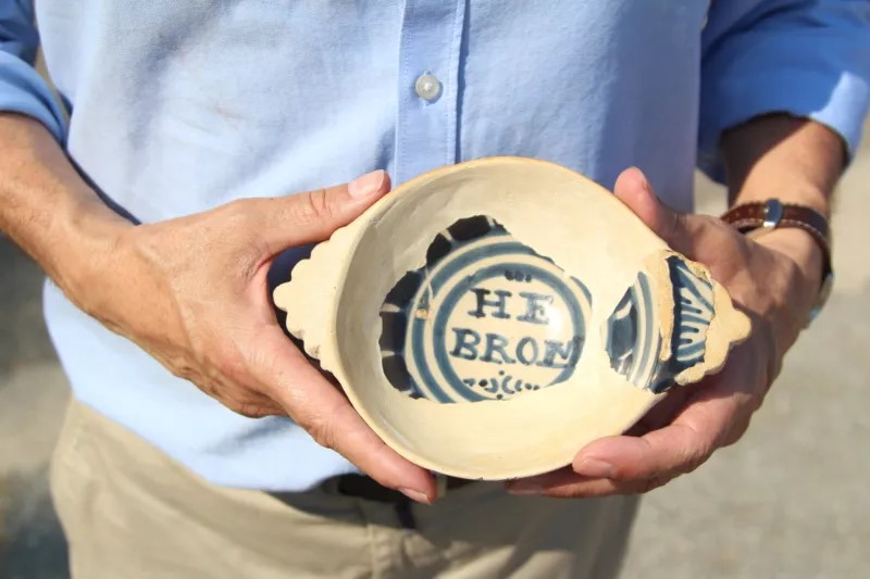 Escudella trencada amb el nom Hebron