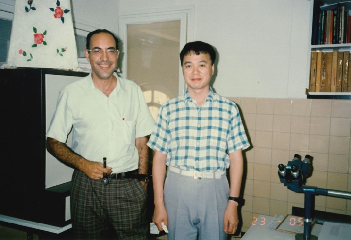 Jo, quan era jove, amb un metge japonès