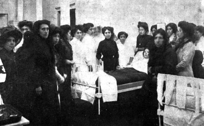 La Dra. Rodríguez (de negre) donant classe a les infermeres