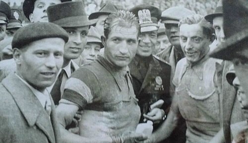Gino Bartali a l'esquerra, i Fausto Coppi a la dreta