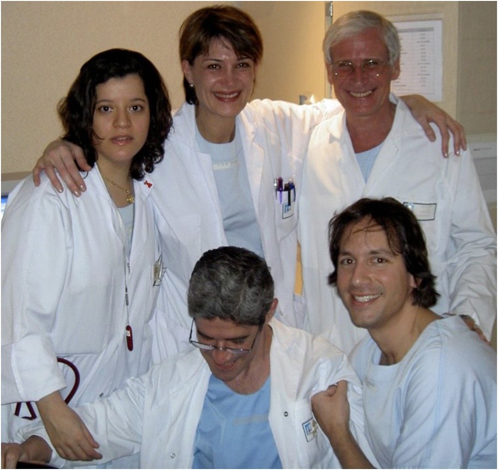 Després de col·locar la vàlvula. Darrere: Dra. Agatiello, Dra. Nercolini i Dr. Cribier. 
Davant: Raphael Amor i Vasilis Babaliaros
