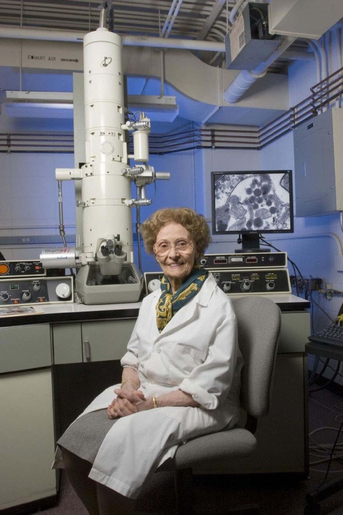 La Dra. Zu Rhein amb el seu microscopi electrònic
