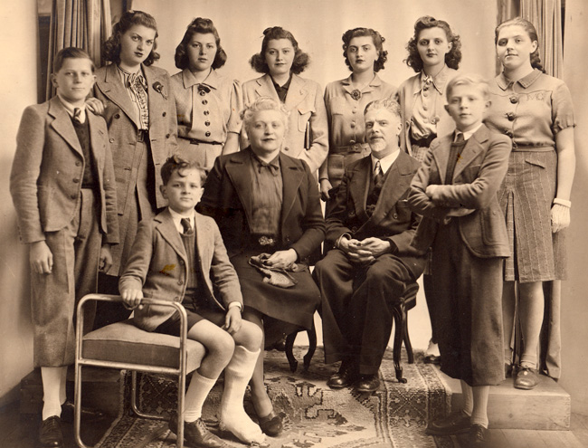 La família de Ramon Trias. En Ramon és el primer per l'esquerra que està dret.