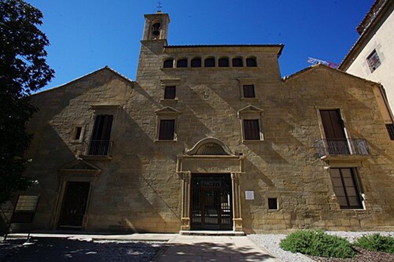 Hospital de la Santa Creu, Vic. 
A la dreta, l'entrada de la capella. A l'esquerra, l'entrada al pati de l'hospital.