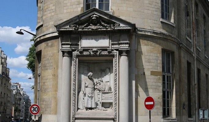 Escultura en un carrer de Paris honorant al Dr. Tarnier
