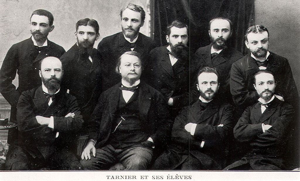 El professor Tarnier amb els seus col·laboradors. 
Tarnier és el segon per l'esquerra de la fila inferior i Budin el que està a la seva esquerra.