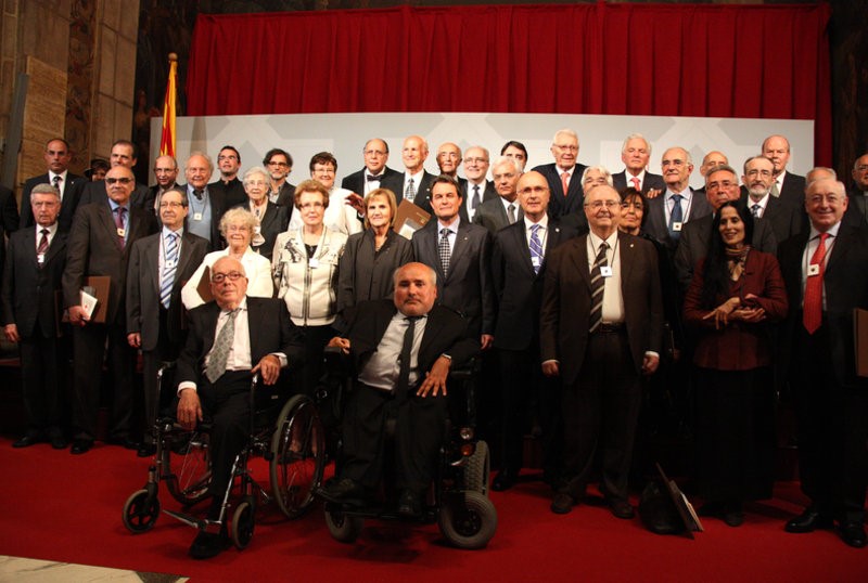 Premiats amb la Creu de sant Jordi el 2011. Jo soc l'únic que porta corbatí, a la darrera fila.