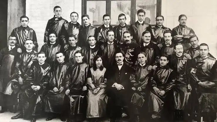 Eudòxia Píriz apareix amb els seus companys de curs. Està a primera fila, a la dreta del catedràtic vestit de negre. Cortesia de la família Píriz.
