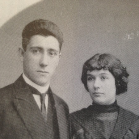 Alejandro Otero amb la seva esposa Laura Contreras, quan guanya la càtedra de Granada als 26 anys (1916)