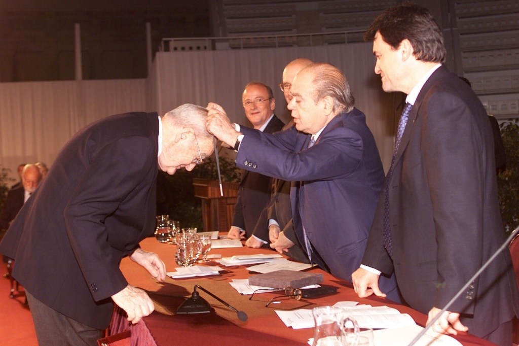 El president Jordi Pujol, imposant la creu de sant Jordi al Dr Rotés