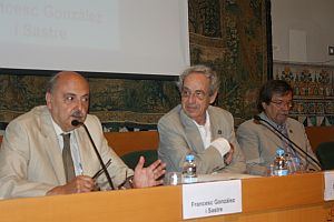 El Dr González Sastre parlant en una sessió