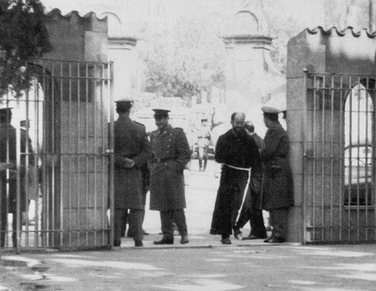 Policia vigilant la porta del convent