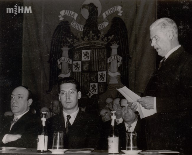 El Dr. Joaquim Trias, llegint un discurs (1953)