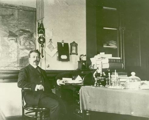 El Dr Paul-Louis Simond en el seu despatx
