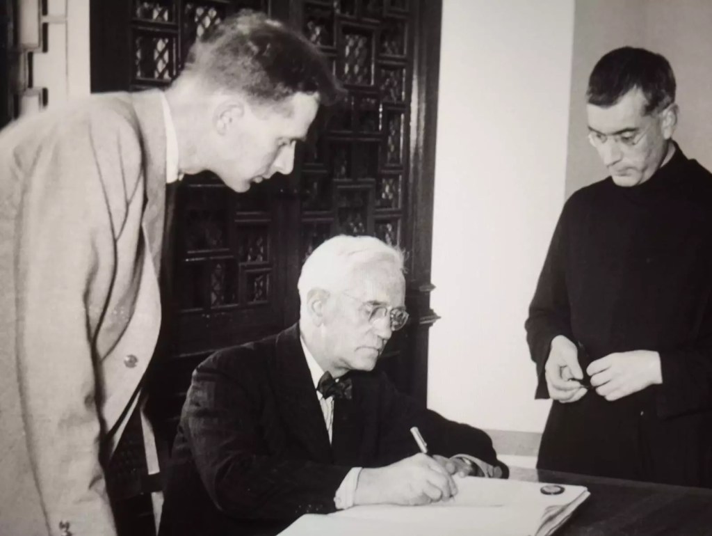 Alexander Fleming signant el llibre de l'abadia de Montserrat