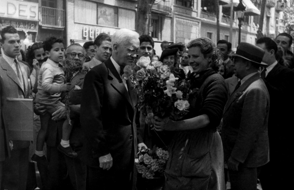 Una florista de les Rambles dona un ram de flors a Fleming