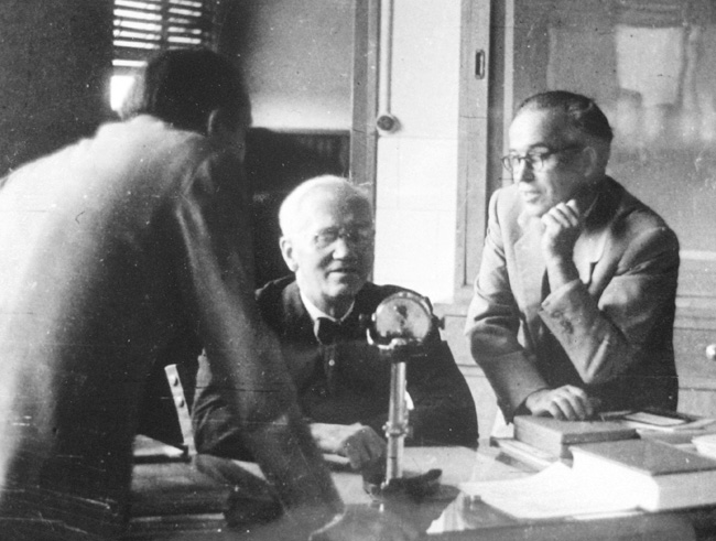 Gabarró a la ràdio, mentre Fleming explica el seu descobriment